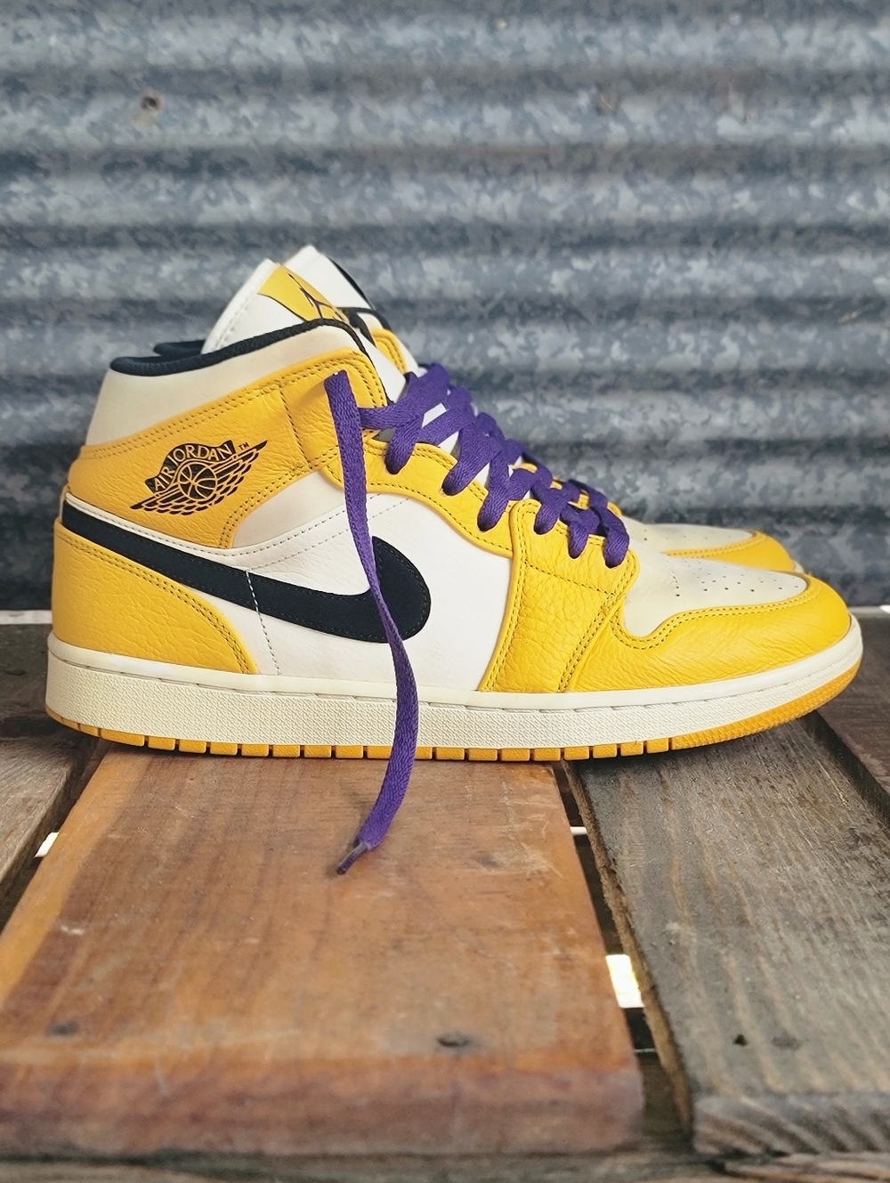 Nike Air Jordan 1 Mid SE Lakers "University Gold/Court Purple"Mens 9.5 - Picture 3 of 15
